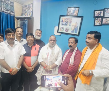 राज्यमंत्री से मुलाकात करते शहर के व्यापारी और सदर विधायक मनीष जायसवाल व हाटा विधायक मोहन वर्मा