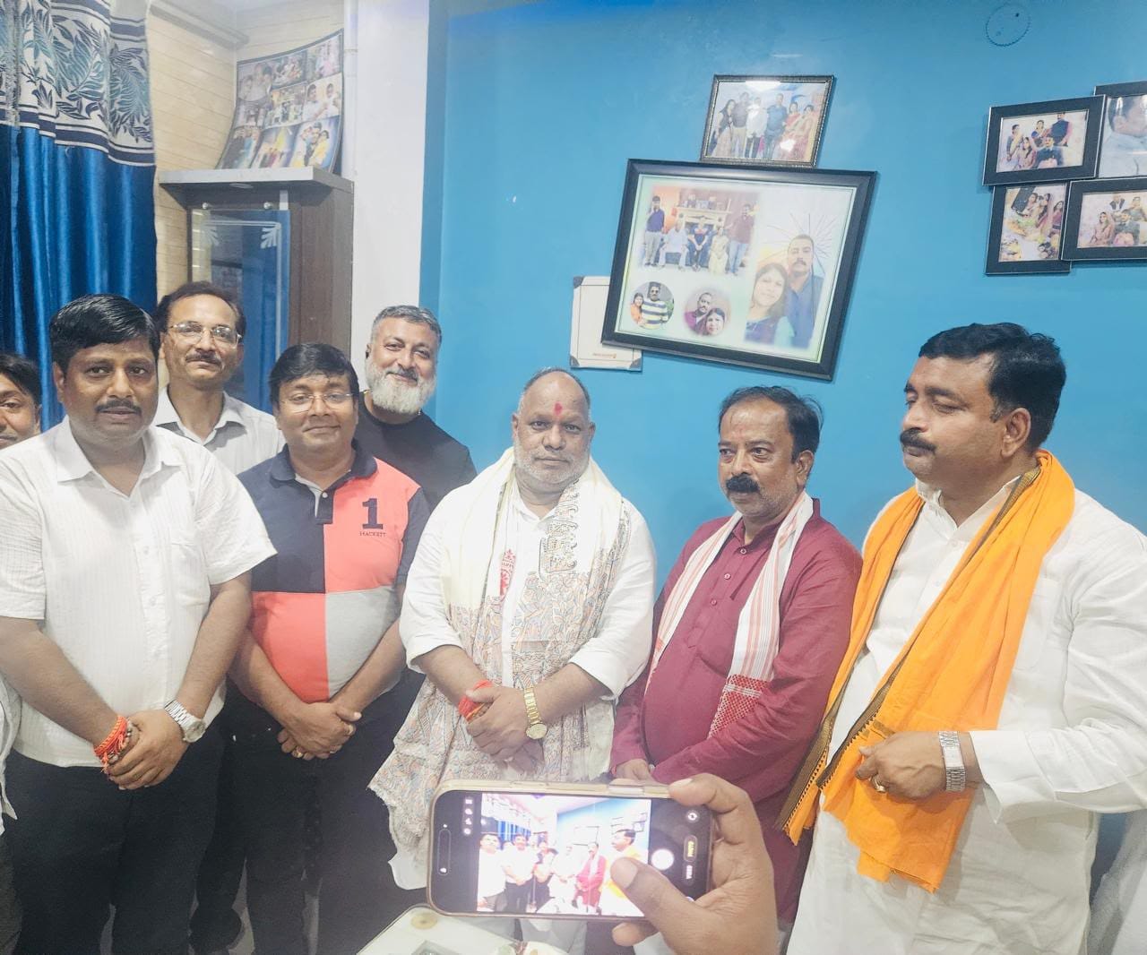 राज्यमंत्री से मुलाकात करते शहर के व्यापारी और सदर विधायक मनीष जायसवाल व हाटा विधायक मोहन वर्मा