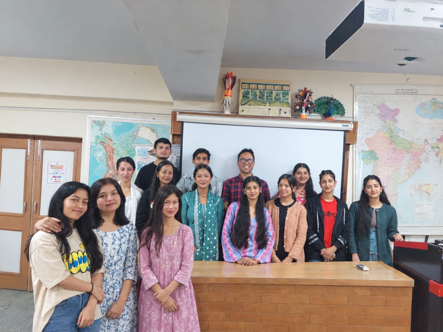 रिकांगपिओ कॉलेज में आयोजित भाषण प्रतियोगिता में भाग लेने वाले विद्यार्थी। स्रोत: कॉलेज प्रबंधन