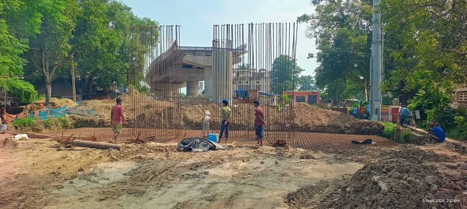 रेलवे स्टेशन के गेट संख्या 198-बी पर चल रहा ओवरब्रिज का निर्माण संवाद