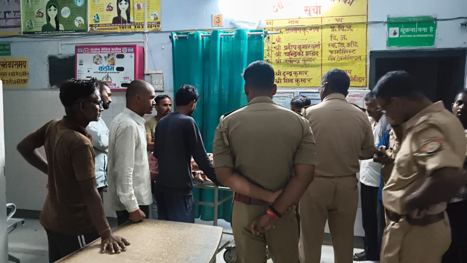 रामनगर पीएचसी में बुधवार को आकाशीय बिजली की चपेट में आशाराम गुप्ता के आने पर उपचार के लिए ले पह