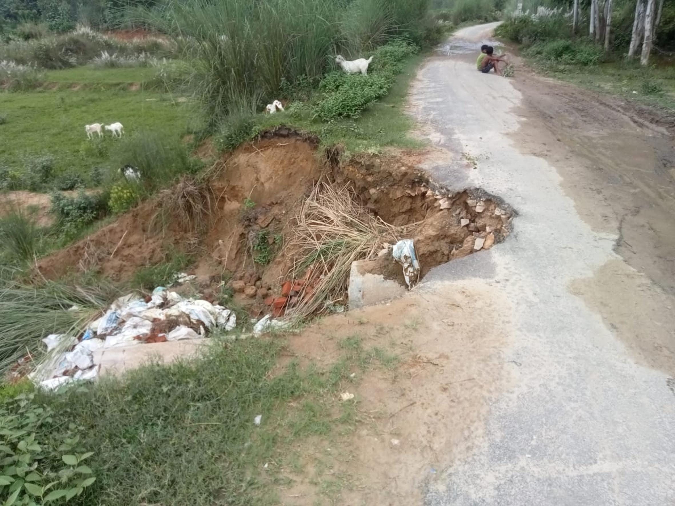 रिसिया के गुरुदत्त पुरवा में बारिशर से कटी सड़क।