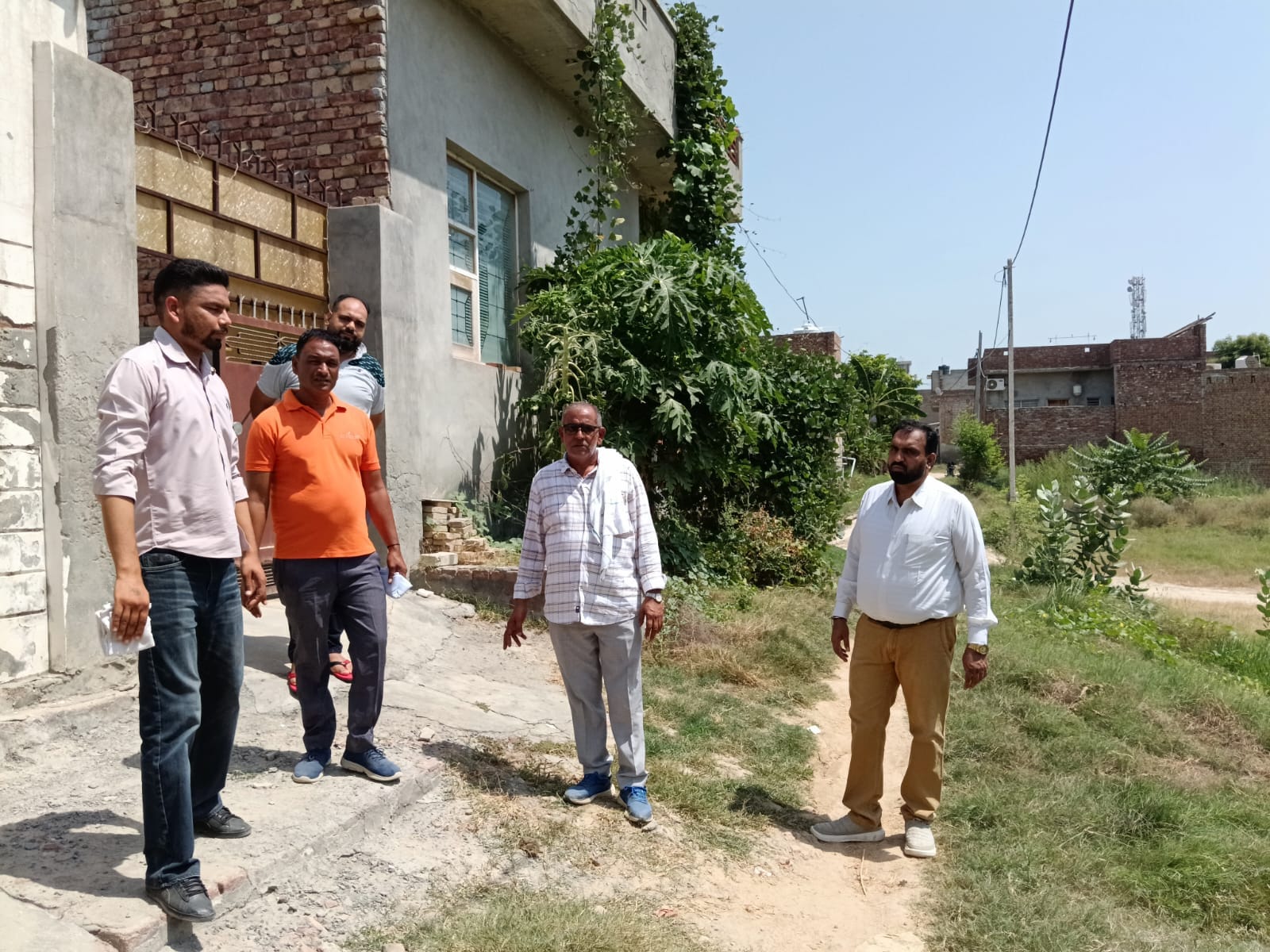 रतिया में कार्रवाई करते हुए उपमंडल अभियंता अंचल जैन, कनिष्ठ अभियंता अमनदीप सिंह एवं विभागीय टीम