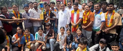 रुद्रपुर पहुंचने पर खिलाड़ियों का स्वागत करते भाजपा नेता भारत भूषण चुघ व अन्य