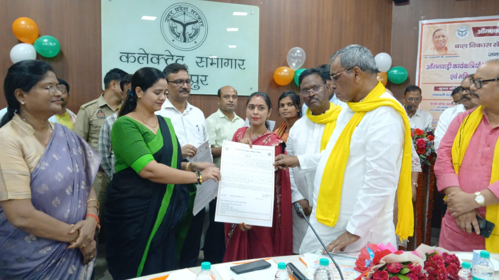 रायफल क्लब सभागार में आंगनबाड़ी कार्यकर्ता को प्रमाण पत्र देकर सम्मानित करते प्रदेश के पंचायती 