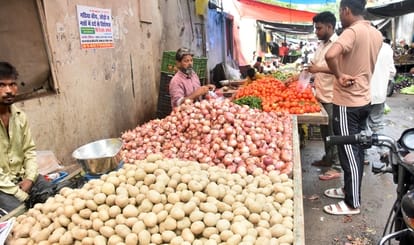 सब्जी खरीदते लोग।