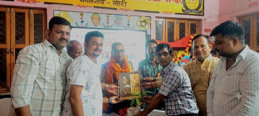 साहित्य भूषण कमलेश मृदु को कीर्तिशेष रामदीन सोनी स्मृति सम्मान 2026 से अलंकृत करते अरविन्द कुमा