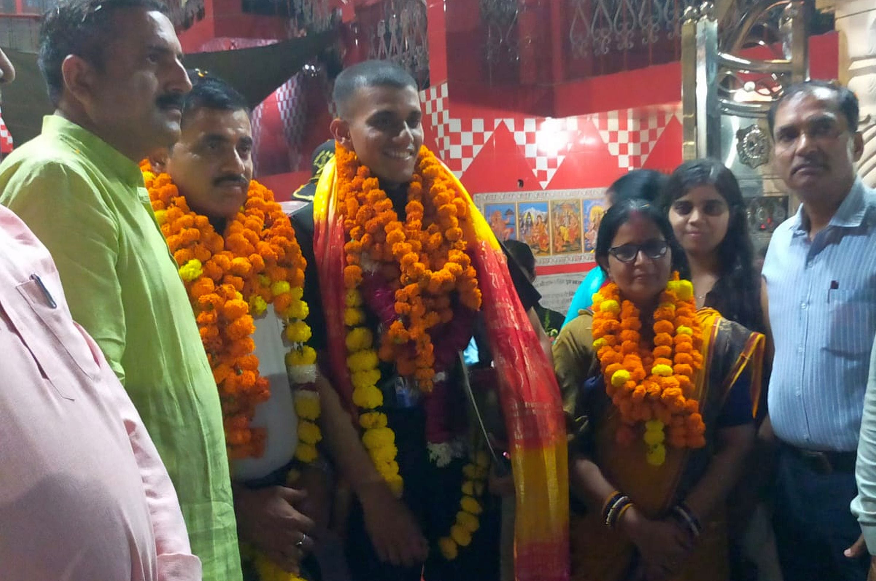 सहादतगंज हनुमानगढ़ी परिसर में लेफ्टिनेंट शिवेंद्र सिंह का स्वागत करते पूर्व सैनिक व परिवारीजन