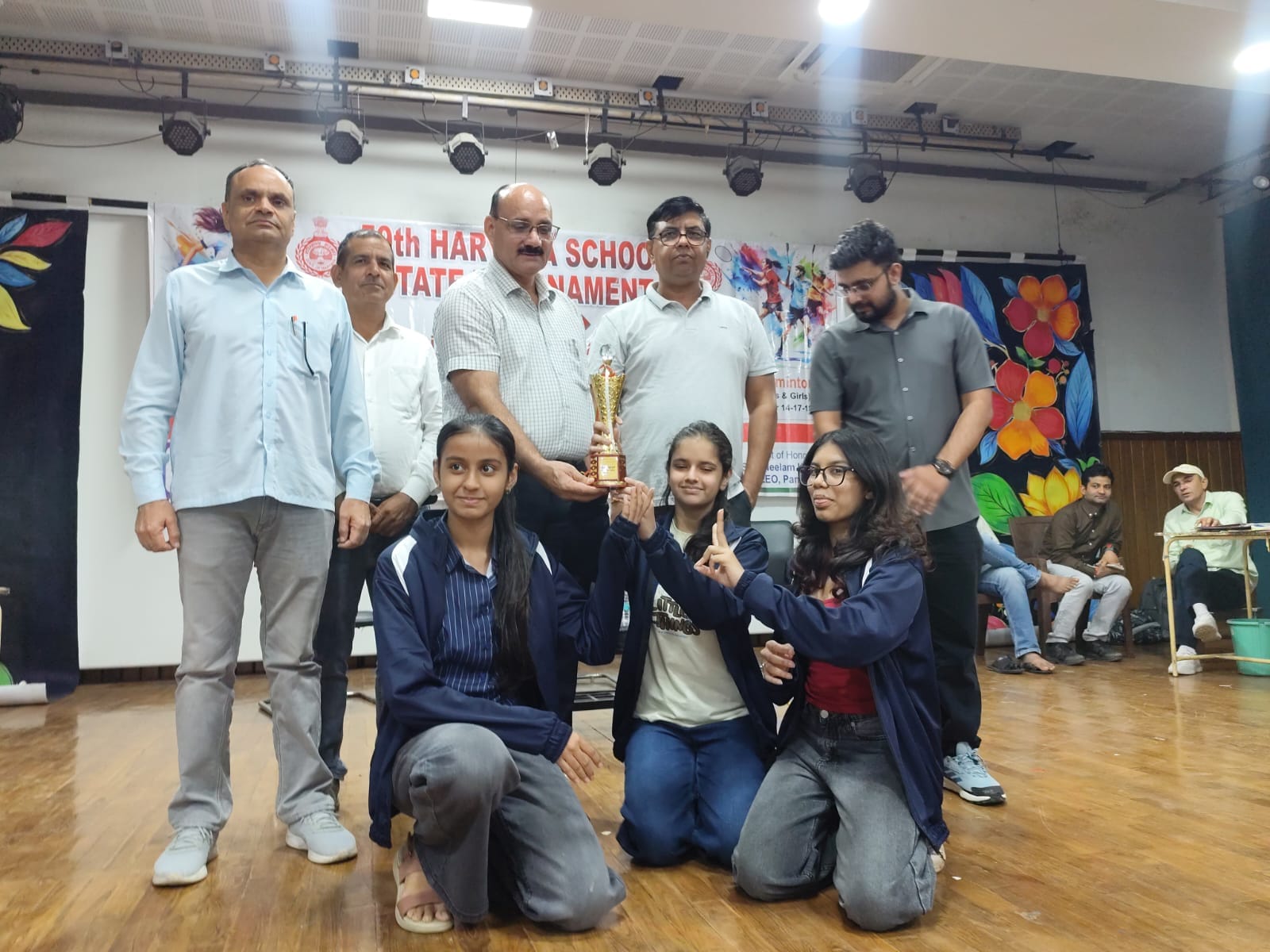 स्कूली खेलकूद प्रतियोगिता में विजेताओं को पुरस्कृत करते बीईओ तयपाल सरोहा व अन्य। स्रोत : विभाग