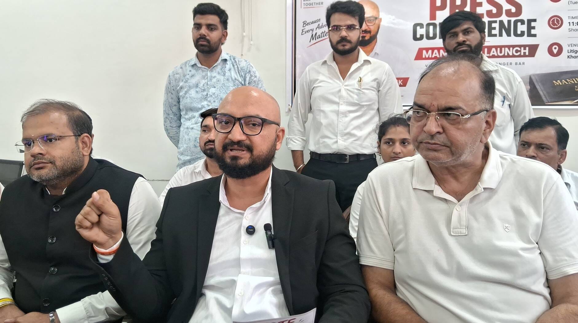 सुमित कौशिक व खरखौदा बार के पूर्व अध्यक्ष कमल शर्मा अपनी बात रखते हुए। संवाद