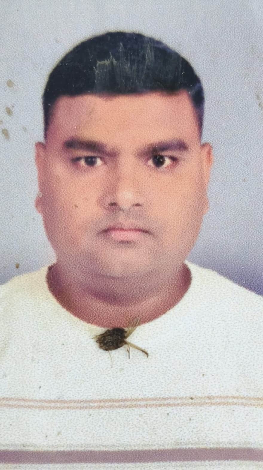 Youth found injured by the roadside dies; hole-like mark found on his body.