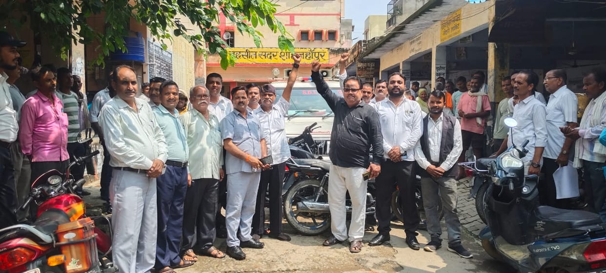 Lawyers staged a sit-in protest after a scuffle with the SDM, blocking vehicles.