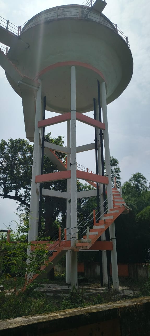 साड़े खुर्द में बना पानी की टंकी जिसकी सीढी हो गई क्षतिग्रस्त-संवाद