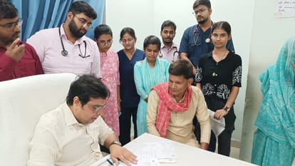 शहर के गोराबाजार स्थित मेडिकल कॉलेज अस्पताल के मानसिक रोग विभाग ओपीडी में मरीज से जानकारी लेते 