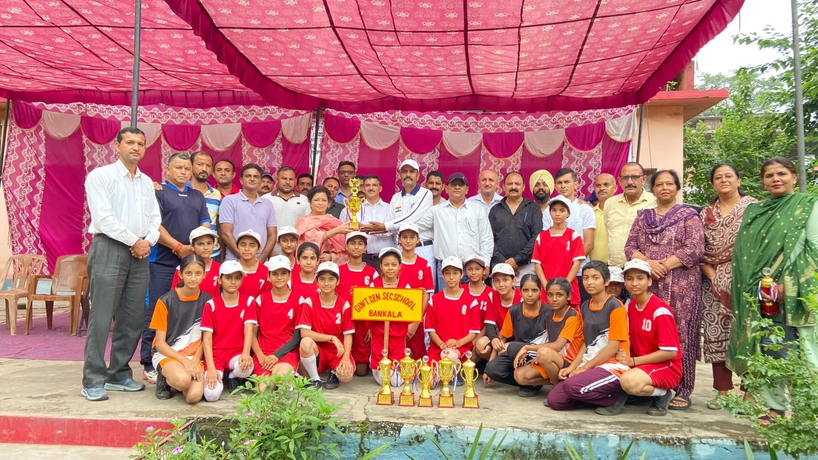 शिक्षकों के साथ अंडर-14 खेलकूद में बेहतरीन प्रदर्शन करने वाले बनकला स्कूल के खिलाड़ी। स्रोत: स्