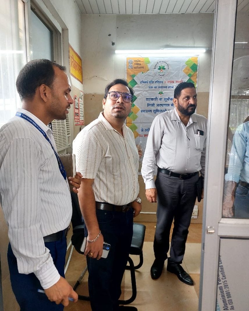 शासन से आई टीम ने एसएनसीयू वार्ड का निरीक्षण किया। स्रोत विभाग