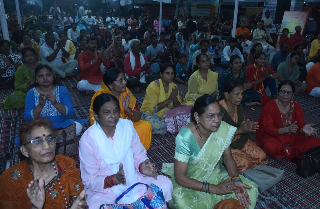 Devotees danced to the bhajans of Shyam Baba.