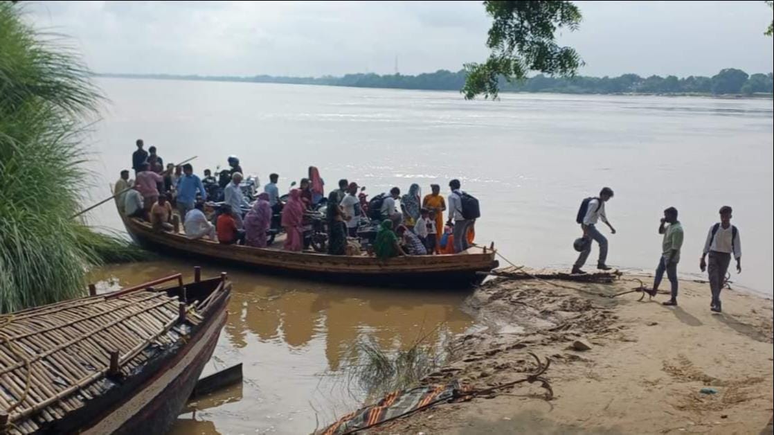 Boats started running at Tandakala Ghat, relief was provided