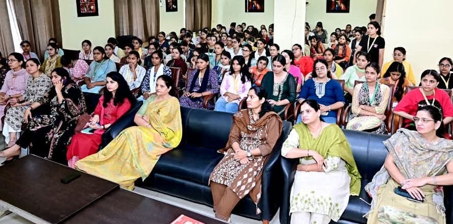 टीका राम कन्या महाविद्यालय में नॉलेज ग्रोथ फाउंडेशन की ओर से आयोजित ऑनलाइन फाइनेंशियल लिटरेसी 
