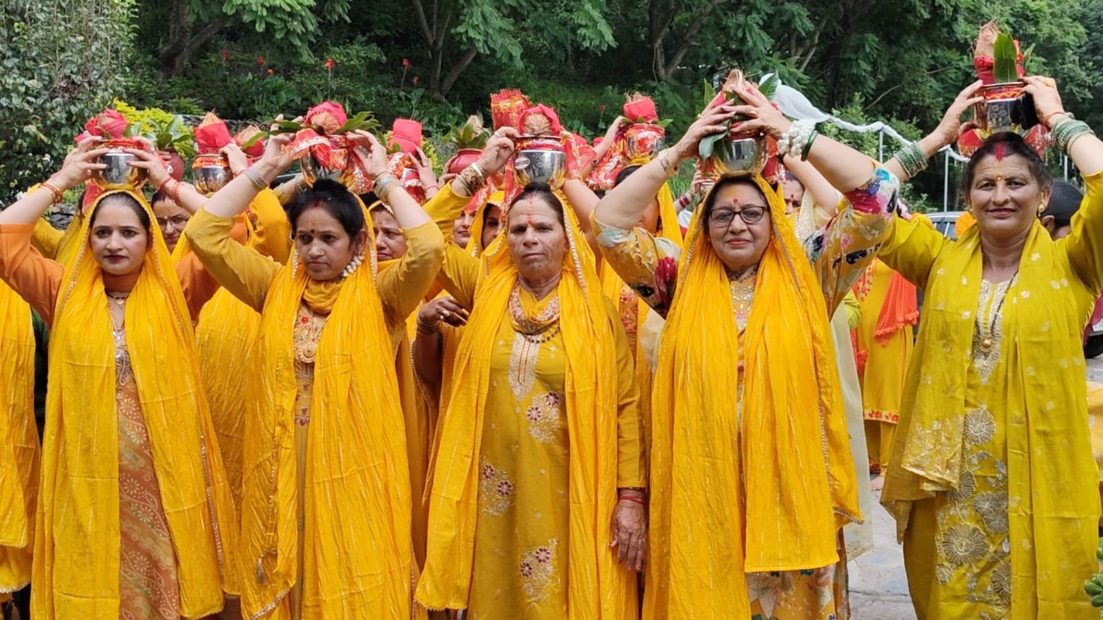 टिक्कर पंचायत के डूब्बलू में भागवत कथा के शुभारंभ पर कलश यात्रा निकालते श्रद्धालु। संवाद
