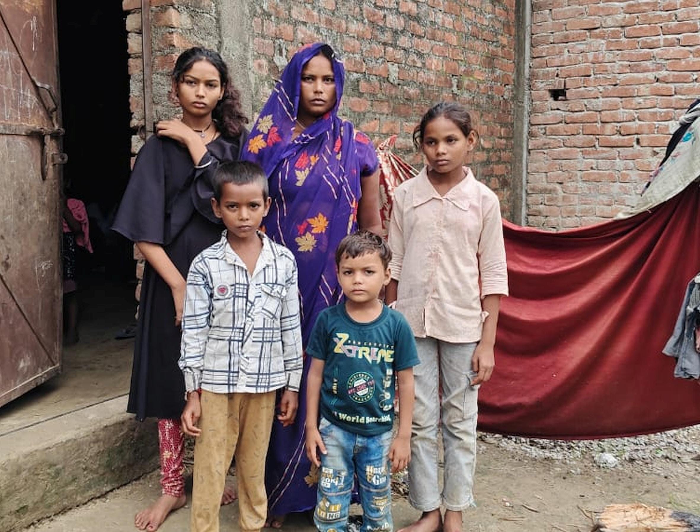 तेंदुए के हमले में जान गंवाने वाला मासूम व गमजदा परिवार।
