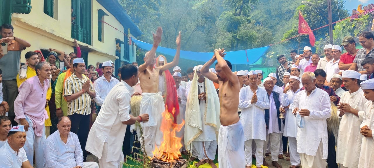 टेड़ागांव में मां नंदा देवी का बार भरने के दौरान मौजूद देव डंगरिये और श्रद्धालु। 