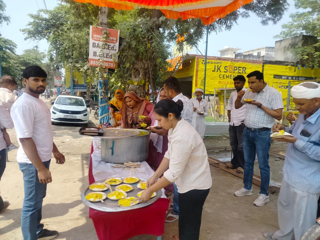 Devotees offered prayers and distributed *prasad* on the occasion of the Shri Krishna Chhathi Mahotsav.
