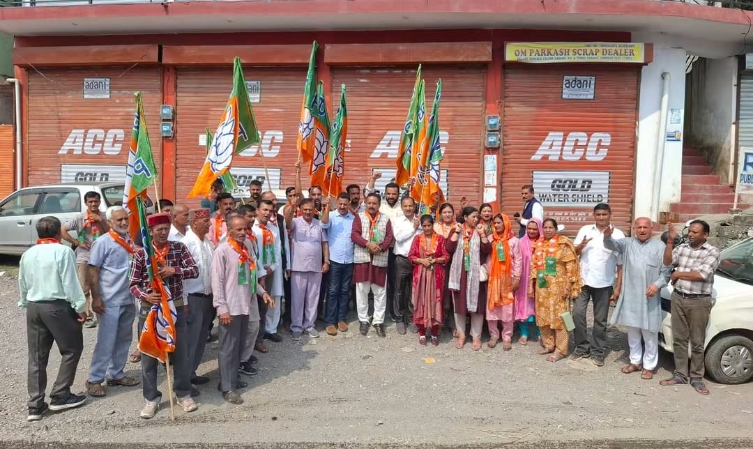 ददाहू में प्रदेश सरकारी की जनविरोधी नीतियों के  खिलाफ प्रदर्शन करते भाजपा कार्यकर्ता। संवाद