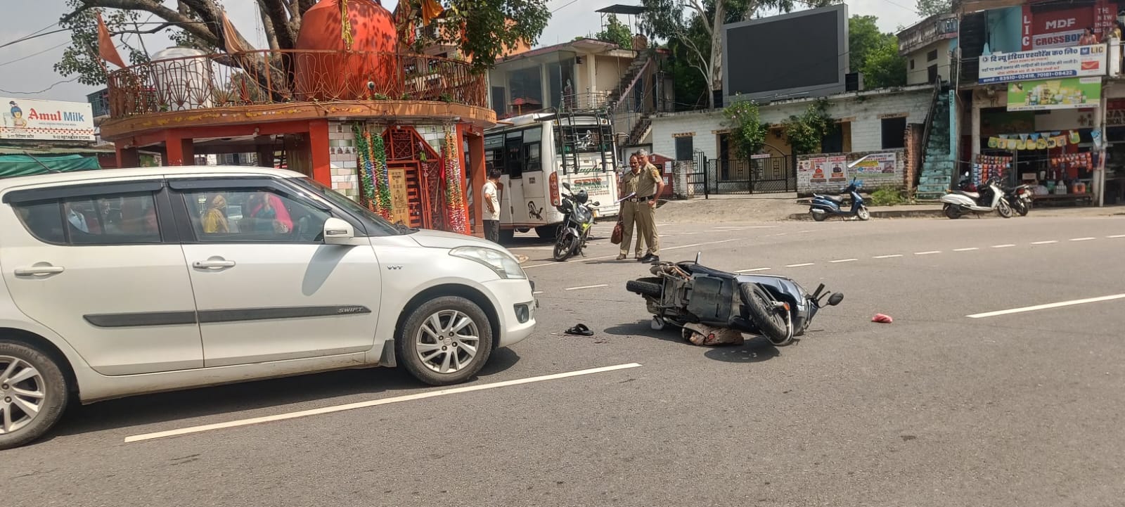 दधोल चौक पर हुई स्कूटी और कार की टक्कर। संवाद