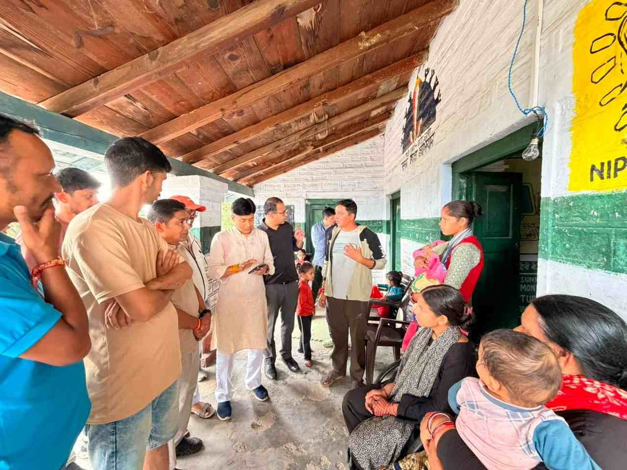 दियारी ग्राम सभा के तोकों का निरीक्षण करती प्रशासन की टीम।