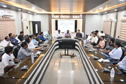 धमतरी को पर्यटन क्षेत्र में विकसित करने को लेकर कलेक्टर ने ली बैठक