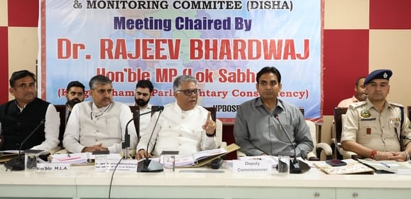 धर्मशाला में दिशा की बैठक की अध्यक्षता करते हुए सांसद डा. राजीव भारद्वाज। अमर उजाला