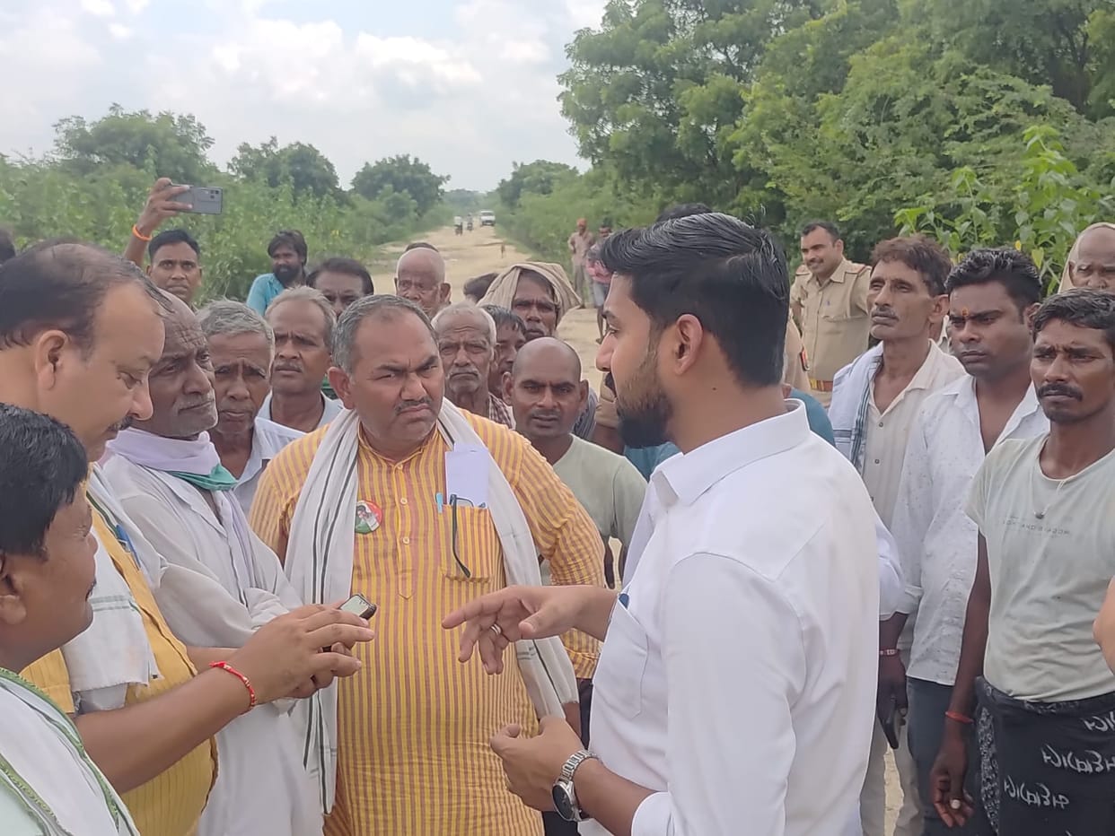 SDM arrives at the protest site and assures an inquiry... but farmers remain unconvinced.