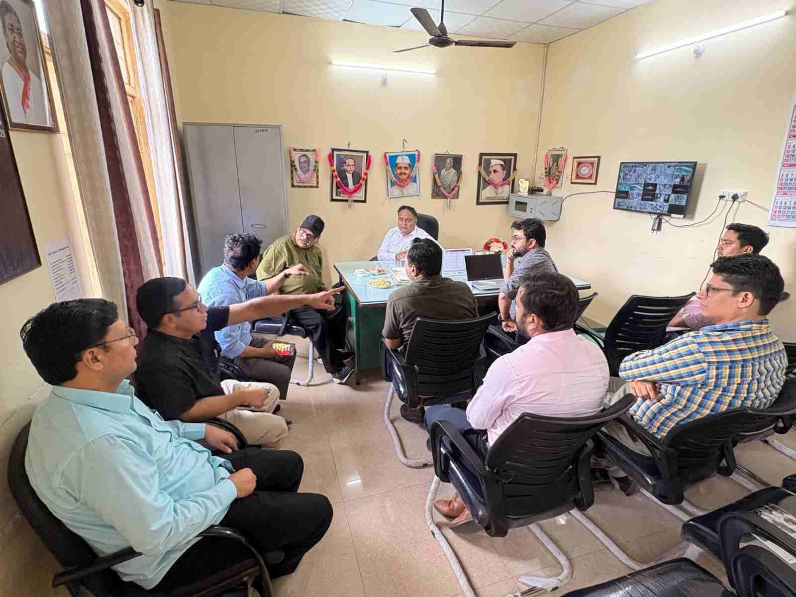 उपजिला चिकित्सालय रानीखेत में आयोजित बैठक में मौजूद चिकित्सक व अन्य ।