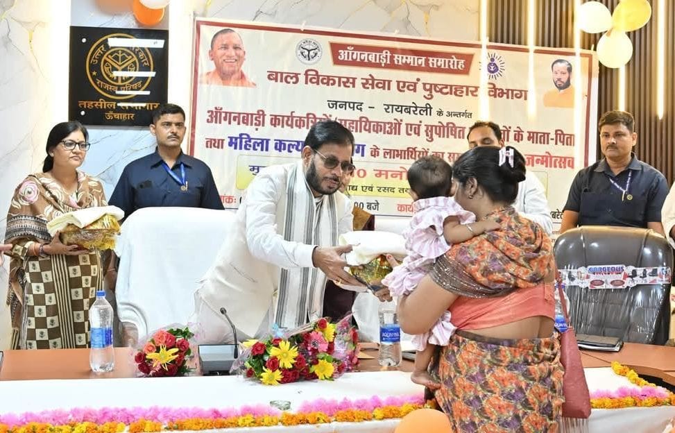 ऊंचाहार तहसील सभागार में मंगलवार को महिला को सम्मानित करते कैबिनेट मंत्री डॉ. मनोज कुमार पांडेय
