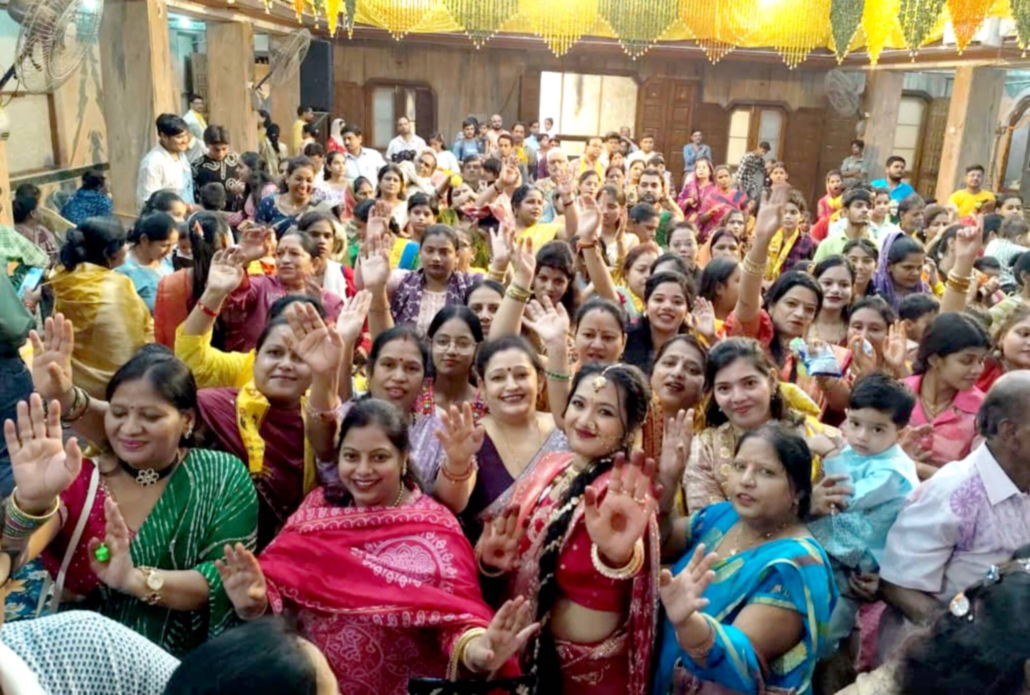 वार्ष्णेय मंदिर में नंदोत्सव में नृत्य करतीं महिलाएं।