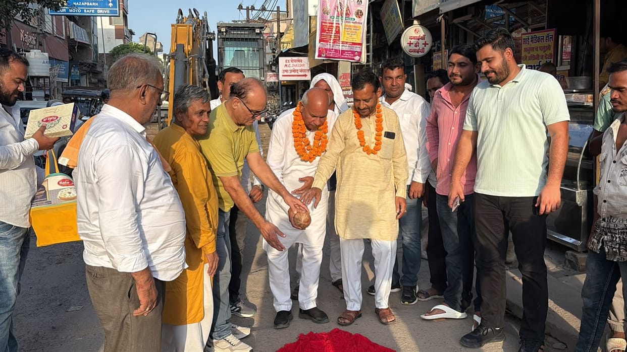 Road construction from Silani Gate to Agrasen Chowk begins.