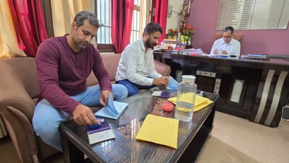 09jjrp25- झज्जर। बैलेट पेपरों पर मोहर लगाते चुनाव अधिकारी सहित अन्य। संवाद