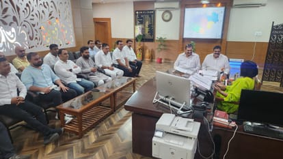 09jjrp34- डीसी के समक्ष अपनी शिकायत रखते पूर्व विधायक व पार्षद। स्रोत : विधायक