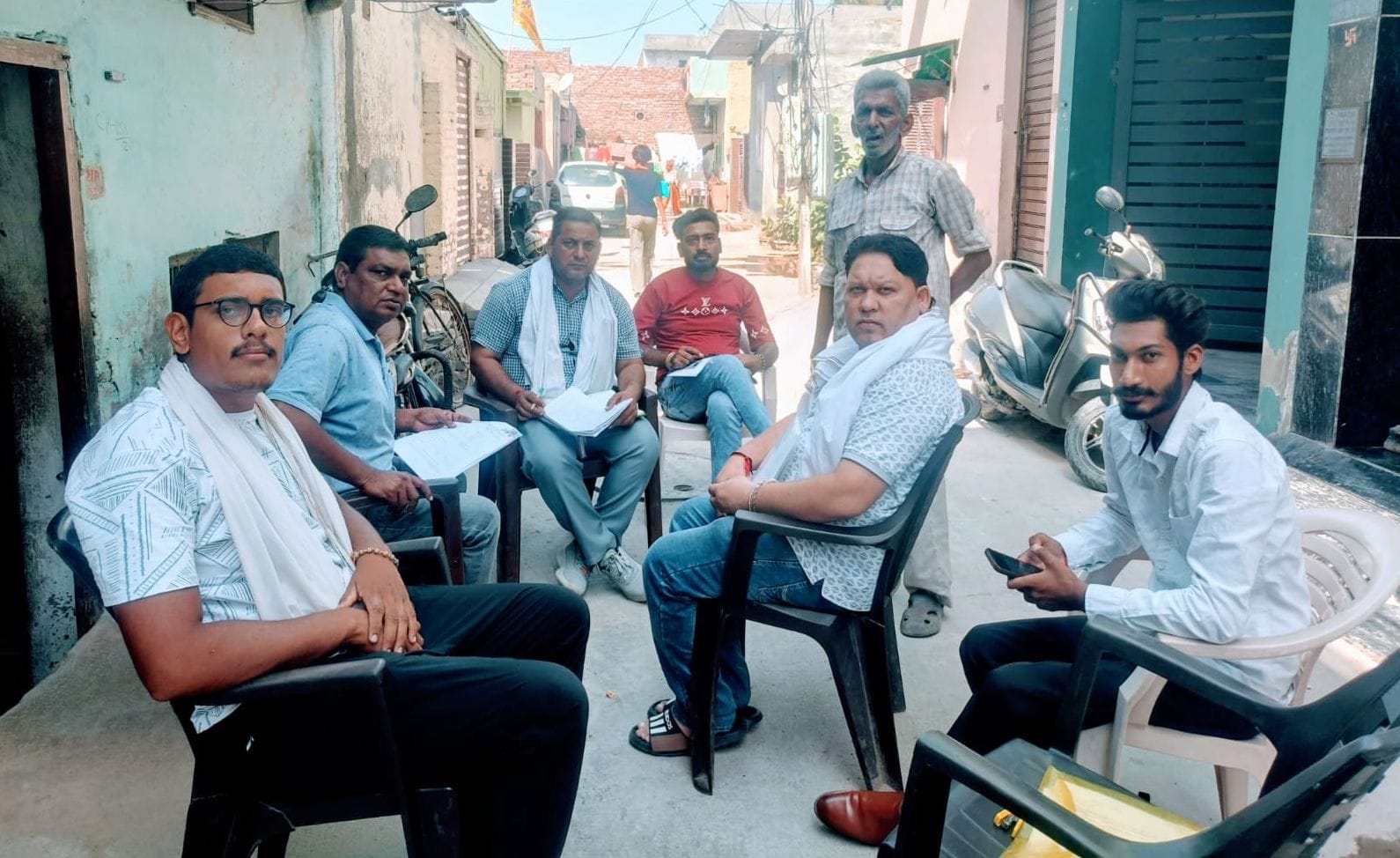 10जेएनडी19: अवैध कनेक्शन को वैध करवाने की शहरवासियों को जानकारी देते हुए विभाग के कर्मचारी। स्र