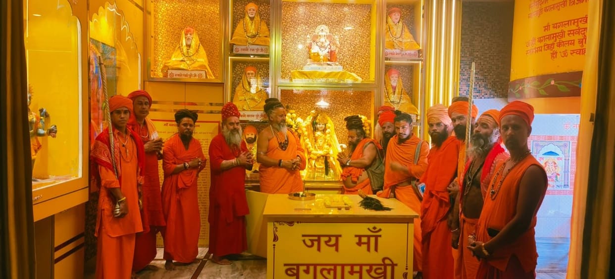 The 'Ramta Panch' of Juna Akhara has arrived at the Maa Baglamukhi Puridham.