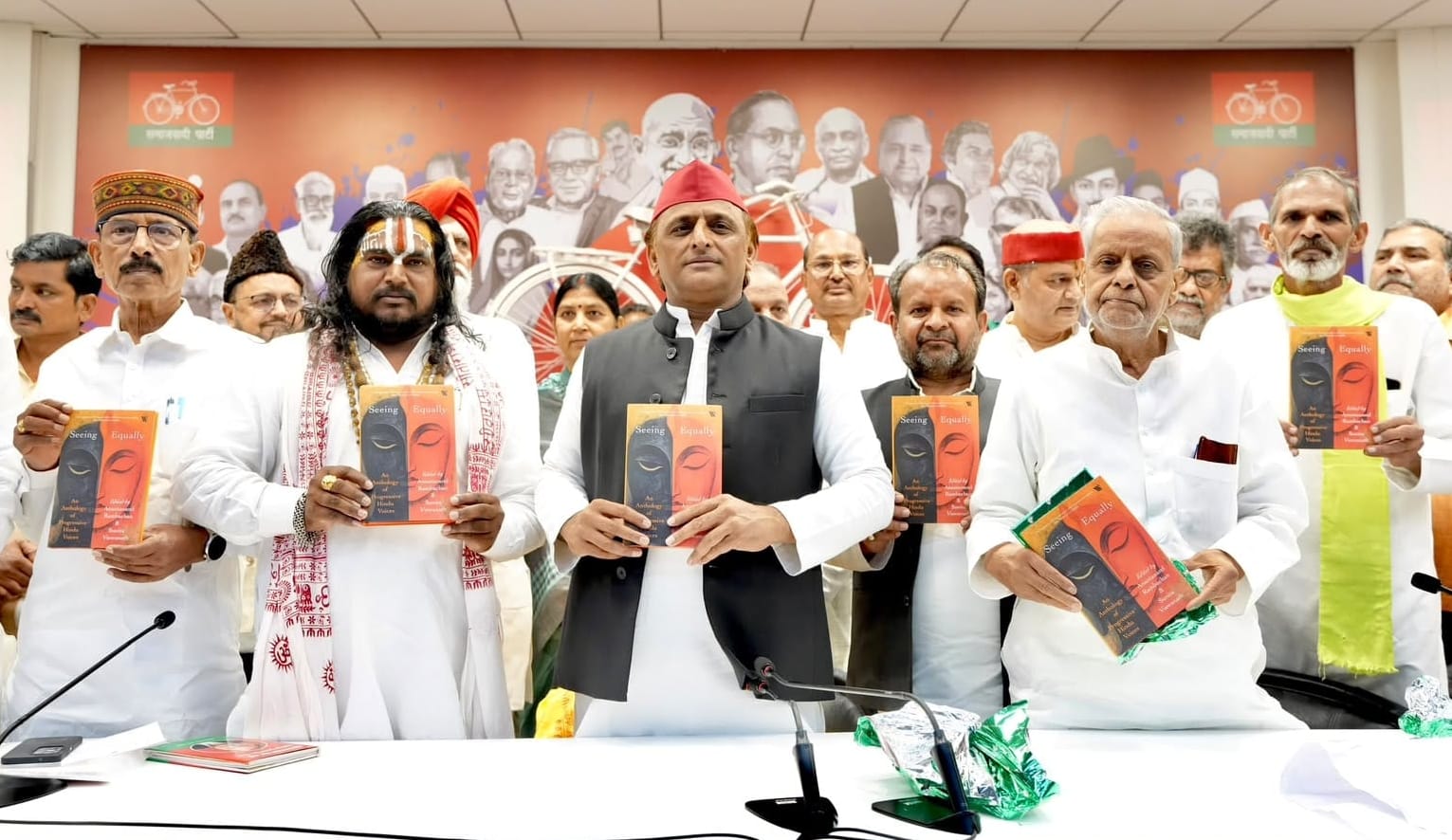 अखिलेश यादव को पुस्तक भेंट करते महंत।