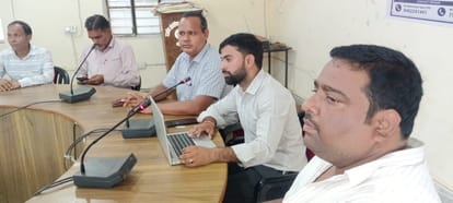आईटीआई में आयोजित रोजगार मेले में अभ्यर्थियों का साक्षात्कार लेते कंपनी के प्रतिनिधि।