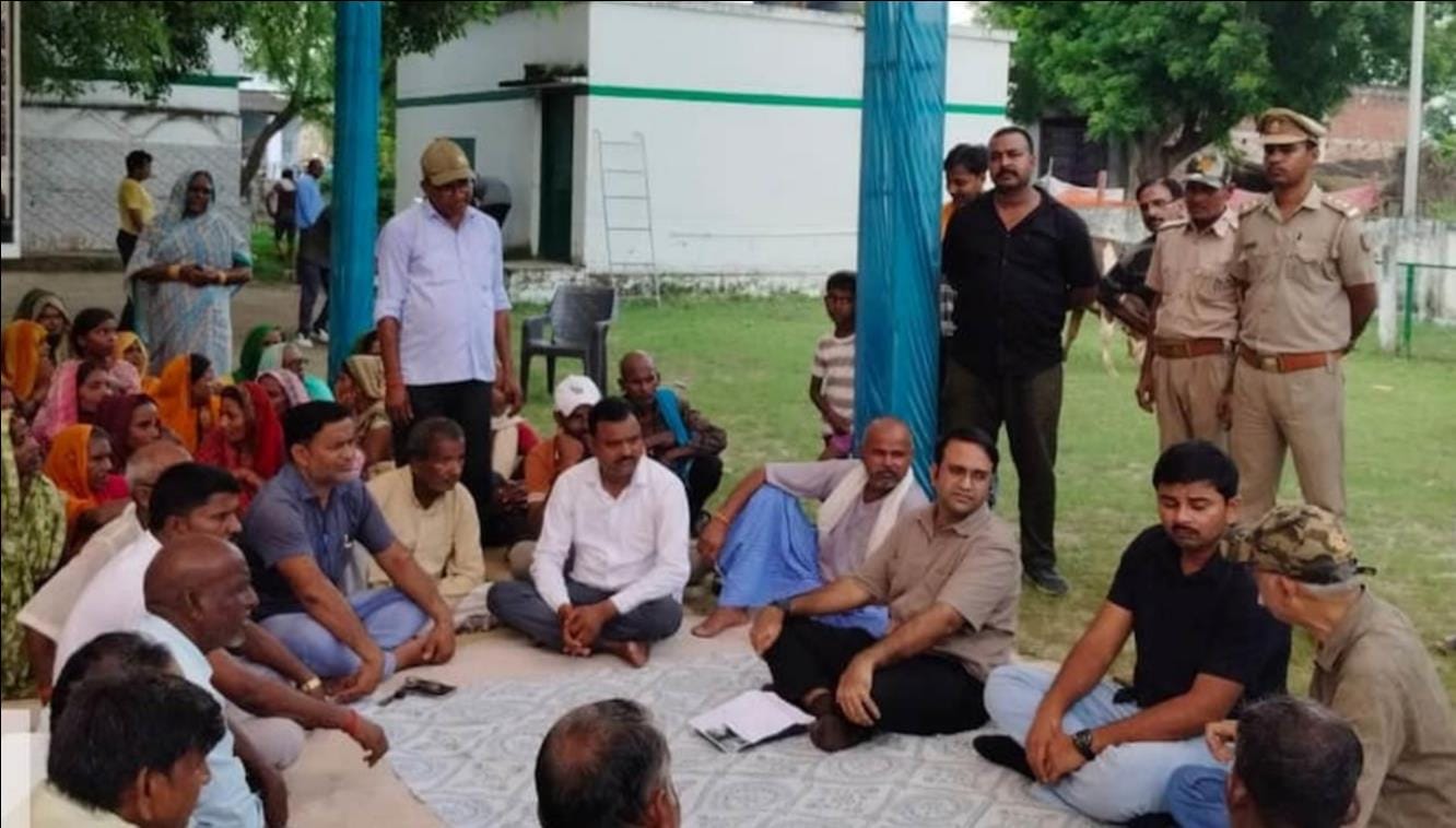 आनंदनगर बड़खड़िया गांव में ग्रामीणों के साथ बैठक करते डीएफओ।