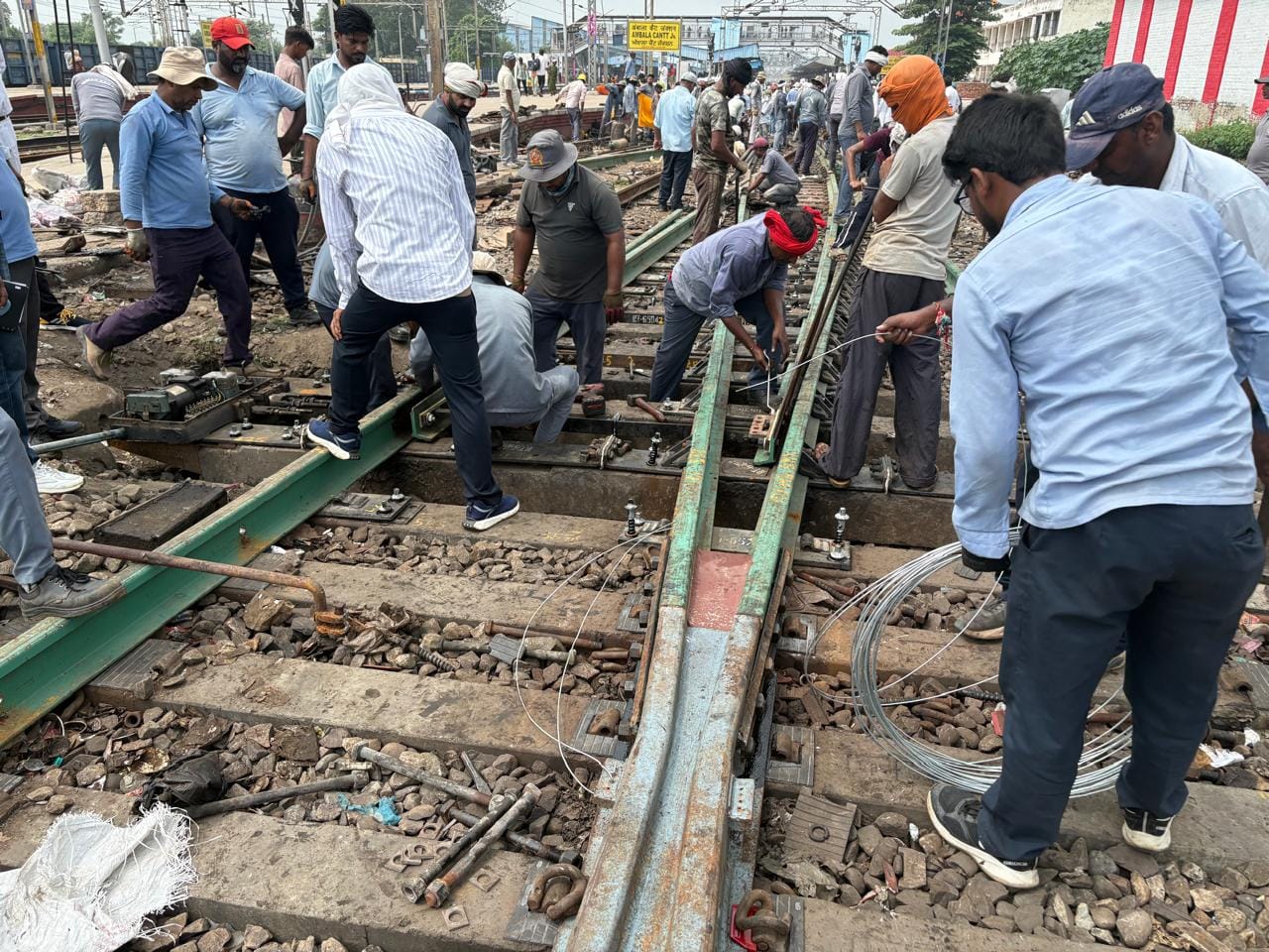अंबाला कैंट रेलवे स्टेशन के नजदीक दिल्ली और सहारपुर मार्ग पर नई पटरी फिट करते कर्मचारी। संवाद