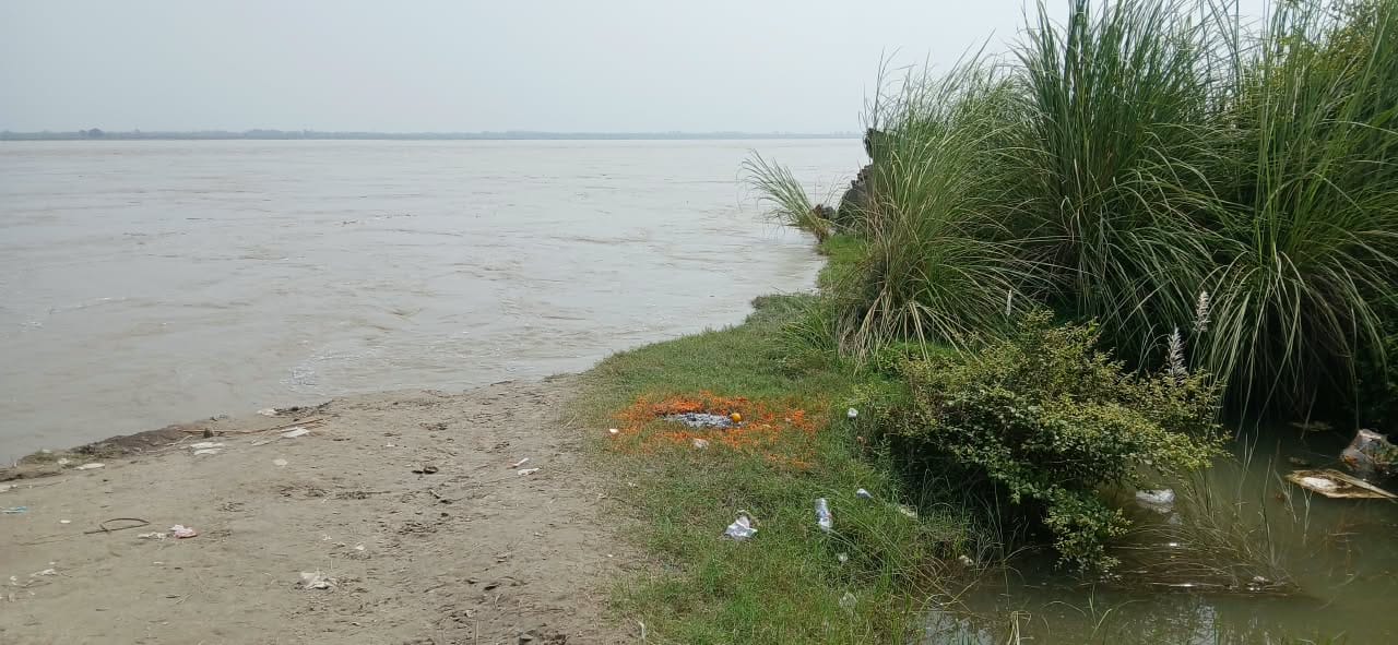 अहार सिद्धबाबा मंदिर के निकट गंगा नदी में शशमान के बहने के बाद भी जारी है कटान। संवाद