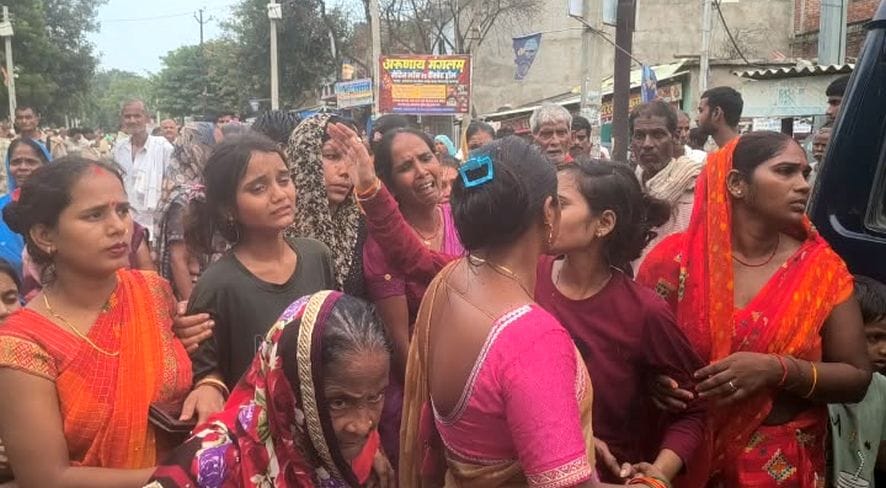 अखंडनगर के अलीपुर कांपा में रोते-बिलखते परिजन। स्रोत-ग्रामीण