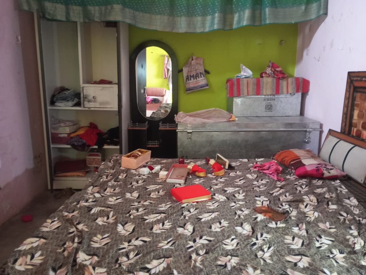 Family slept on; thieves made off with the jewelry