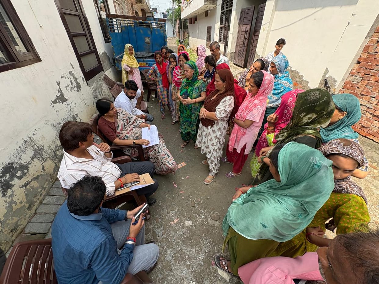 The Mayor listened to the grievances of the residents of Amarpuri Colony.