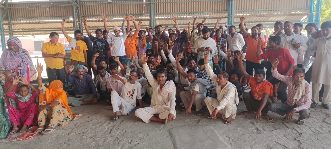 अनाज मंडी चीका में झराई मजदूर हड़ताल के दौरान नारेबाजी करते हुए । संवाद